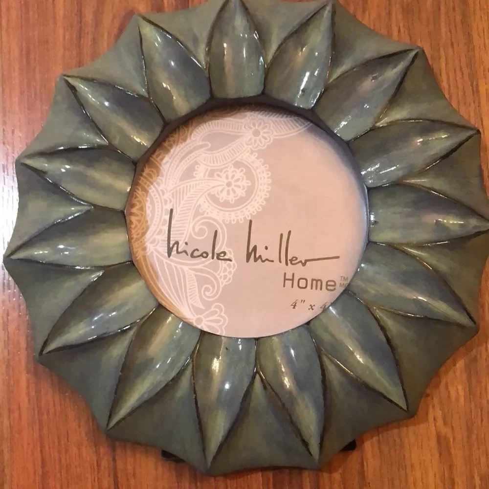 New 🍏 Nicole Miller round picture frame
